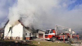 V Sulicích u Prahy hořela 10. ledna 2020 stodola s garáží.