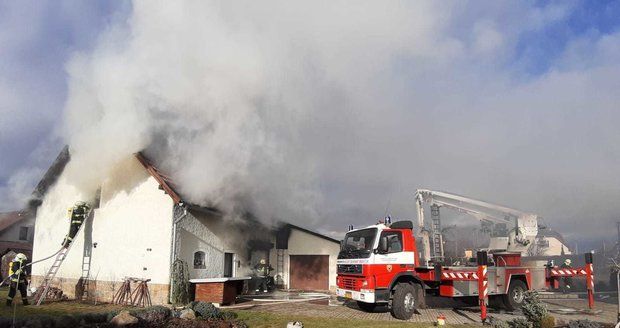 V Sulicích u Prahy hořela 10. ledna 2020 stodola s garáží.