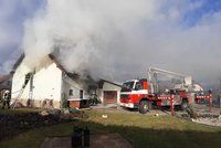 Obří požár u Prahy! Hořela stodola s garáží, hasiči vyhlásili druhý stupeň poplachu