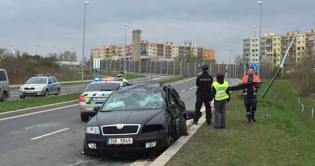 Opilý řidič způsobil smrt svému spolujezdci. Narazil do sloupu ve Stodůlkách