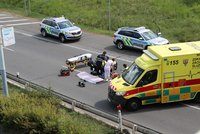 Dvě nehody za jediný den: Muž boural autem do plotu a utekl, pak ho srazila sanitka s miminkem