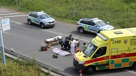 Dvě nehody za jediný den: Muž boural autem do plotu a utekl, pak ho srazila sanitka s miminkem