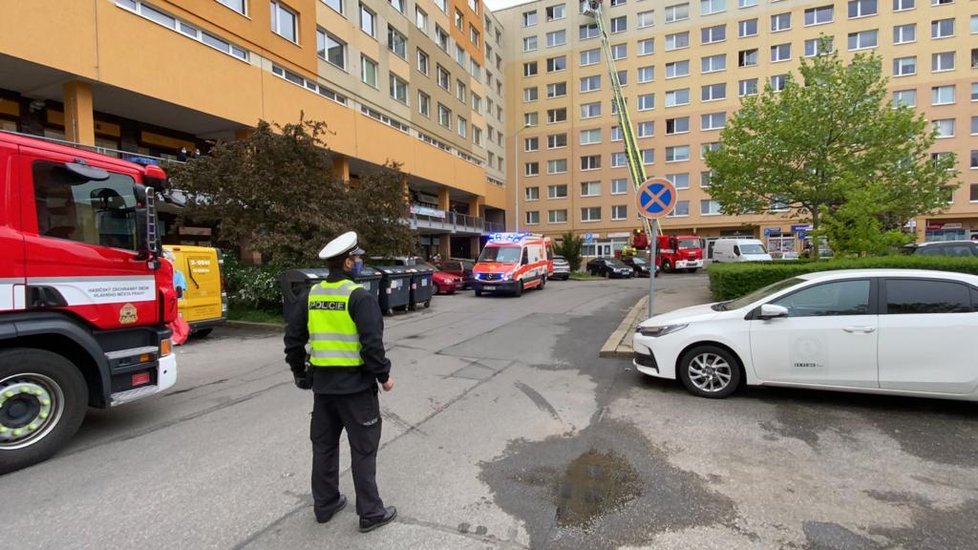 Hasiči i policisté asistovali při převozu obézního pacienta, 11. května 2020.