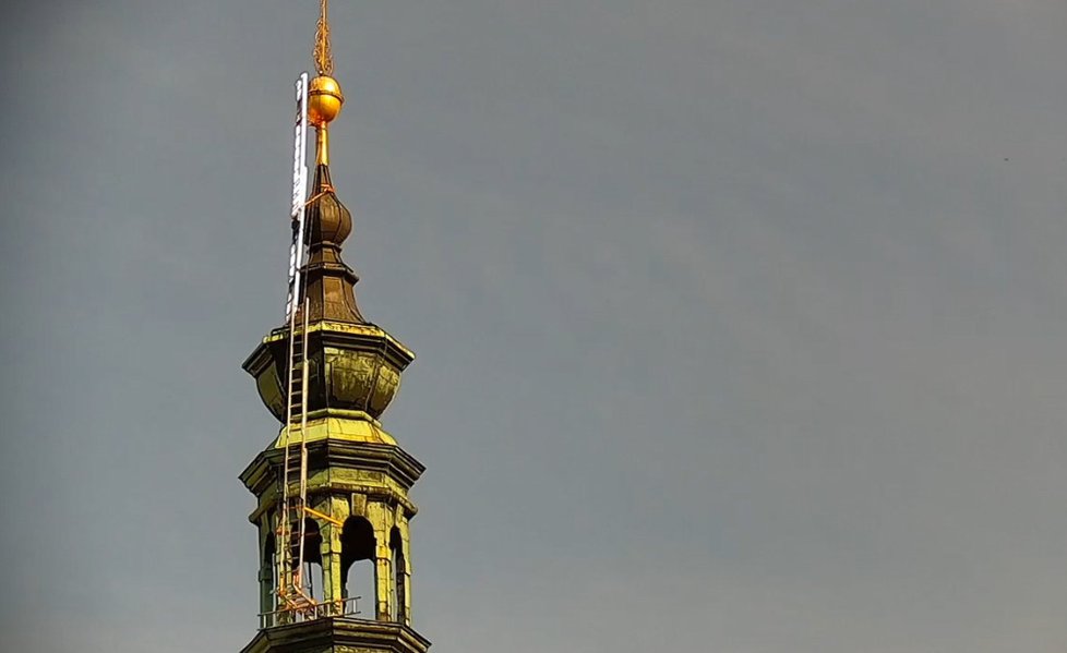 Kříž z věže kostela Nanebevzetí Panny Marie v areálu Strahovského kláštera poškodila vichřice, 18. května 2020 ho sundali.