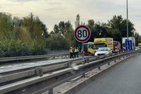 Nehoda autobusu a auta zablokovala Strakonickou: Řidič osobáku utekl, hledá ho policie!