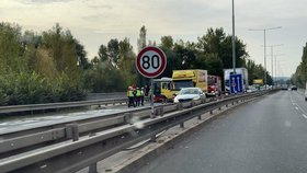 Nehoda autobusu a auta zablokovala Strakonickou: Řidič osobáku utekl, hledá ho policie!