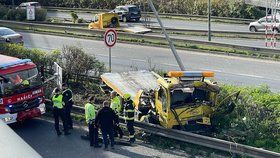 Havárie odtahové služby zkomplikovala dopravu u Barranďáku: Řidiče (47) museli vyprostit