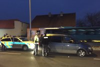 Zběsilá honička na Strakonické: Muž v kradeném autě ujížděl policii a několikrát naboural