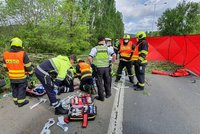 Auto v Chuchli vylétlo ze silnice: Dva muži zemřeli! Čumilové si tragédii natáčeli, dostali pokuty
