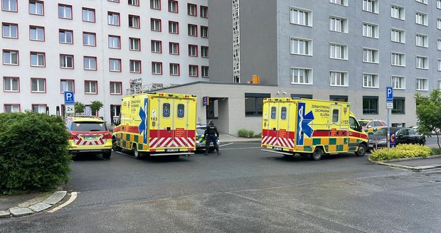 Záchranáři odvezli z pražského hotelu několik lidí se zažívacími potížemi. (6. června 2023)