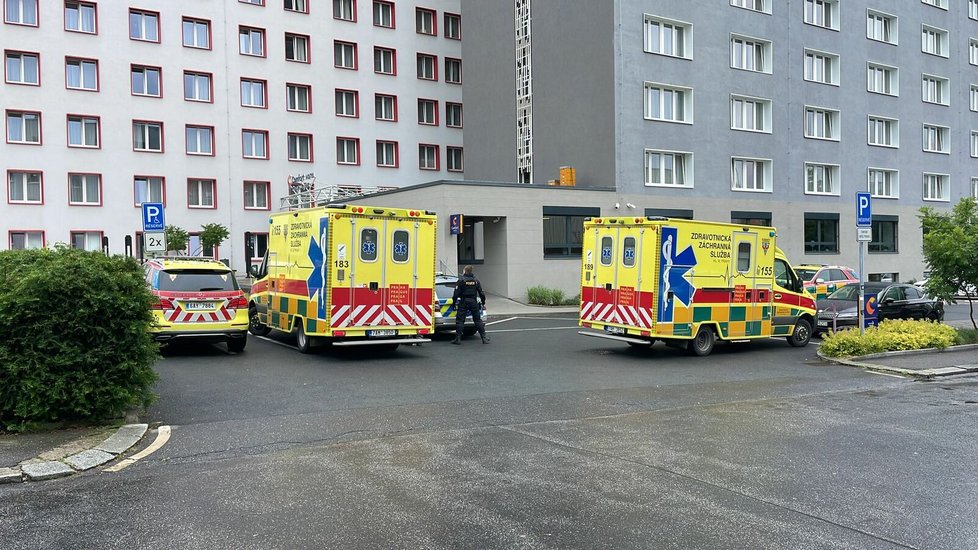 Záchranáři odvezli z pražského hotelu několik lidí se zažívacími potížemi. (6. června 2023)