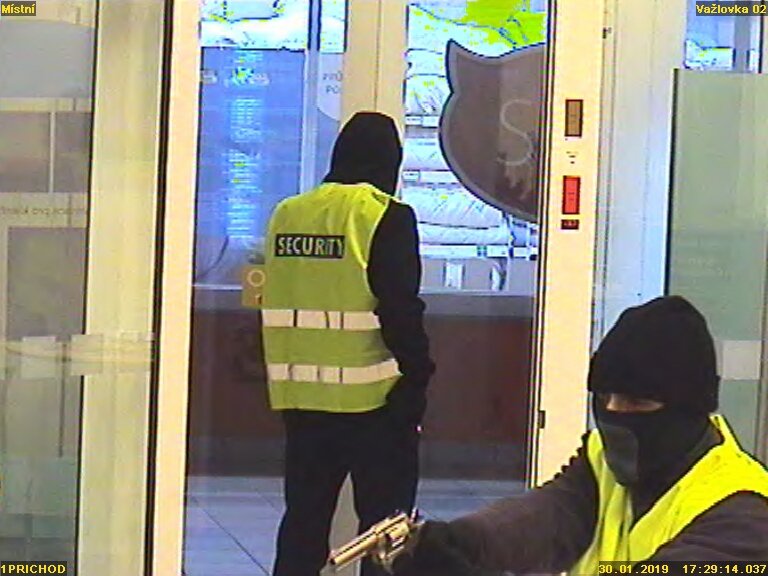 Dvojice mužů, kteří přepadli banku ve Strašnicích.