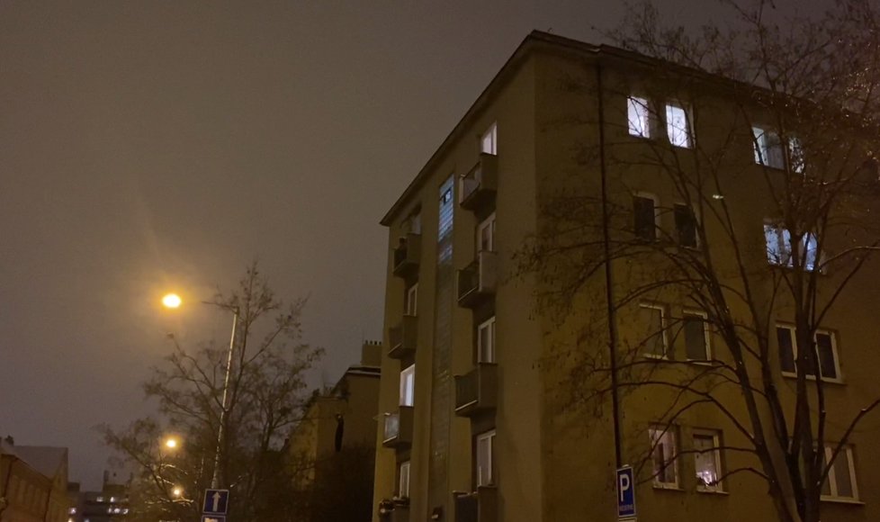 Dívka v Praze 10 spadla z balkonu, zemřela (8. února 2021).