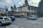 Policie u základní školy ve Strašnicích. (13. března 2024)