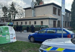 Policie u základní školy ve Strašnicích. (13. března 2024)