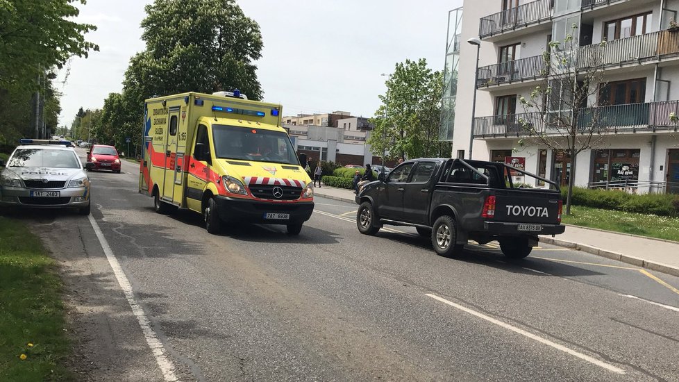 Muž ve Zbraslavi srazil strážníka. Vypisoval mu pokutu.