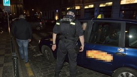 Noční služba městské policie v centru Prahy. Nejvíce strážníci řeší případy v souvislosti s bezdomovci, taxikáři a cizinci.