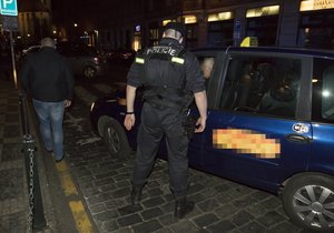 Noční služba městské policie v centru Prahy. Nejvíce strážníci řeší případy v souvislosti s bezdomovci, taxikáři a cizinci.