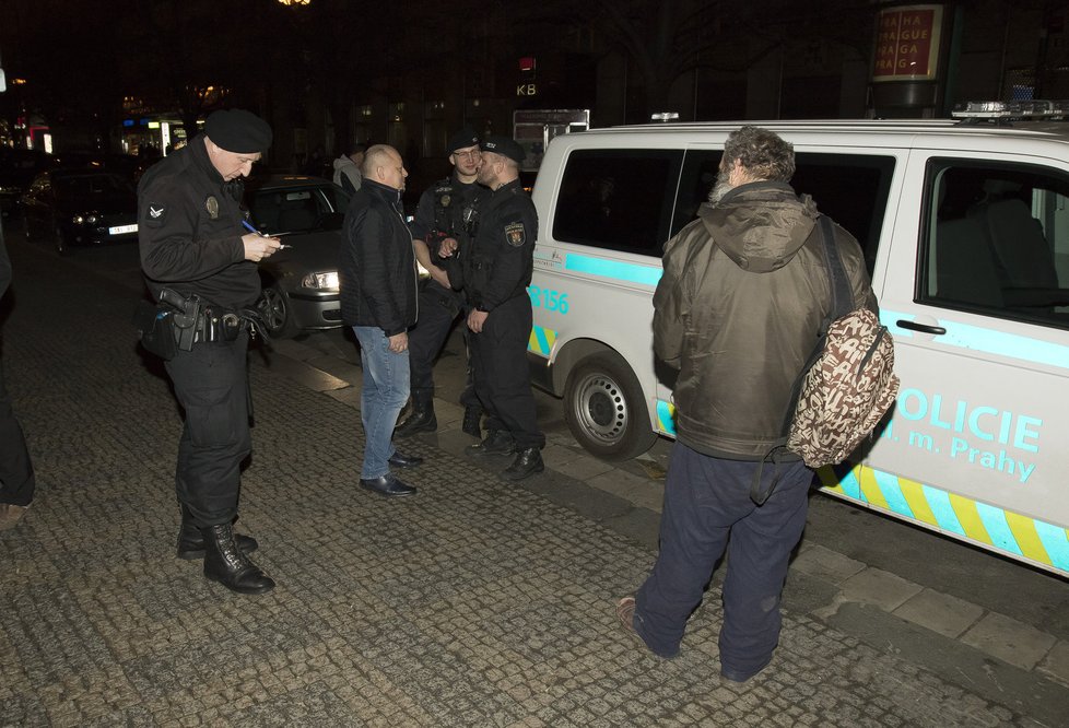 Noční služba městské policie v centru Prahy. Nejvíce strážníci řeší případy v souvislosti s bezdomovci, taxikáři a cizinci.