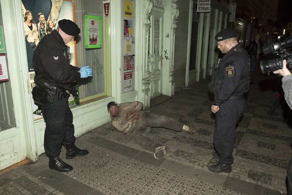 Noční služba městské policie v centru Prahy. Nejvíce strážníci řeší případy v souvislosti s bezdomovci, taxikáři a cizinci.