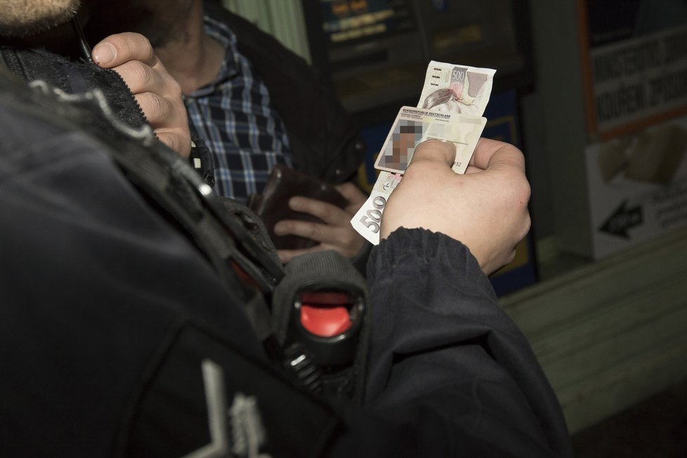 Noční služba městské policie v centru Prahy. Nejvíce strážníci řeší případy v souvislosti s bezdomovci, taxikáři a cizinci.