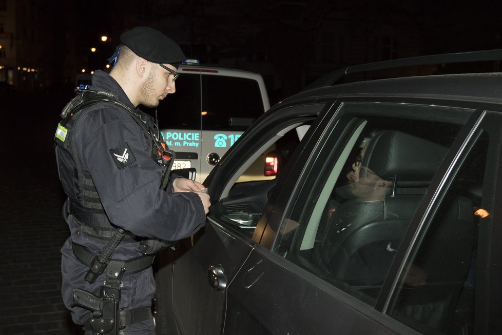 Noční služba městské policie v centru Prahy. Nejvíce strážníci řeší případy v souvislosti s bezdomovci, taxikáři a cizinci.