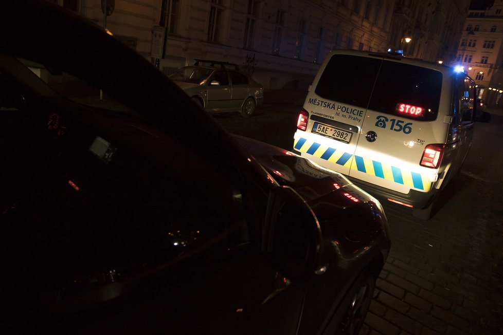 Noční služba městské policie v centru Prahy. Nejvíce strážníci řeší případy v souvislosti s bezdomovci, taxikáři a cizinci.