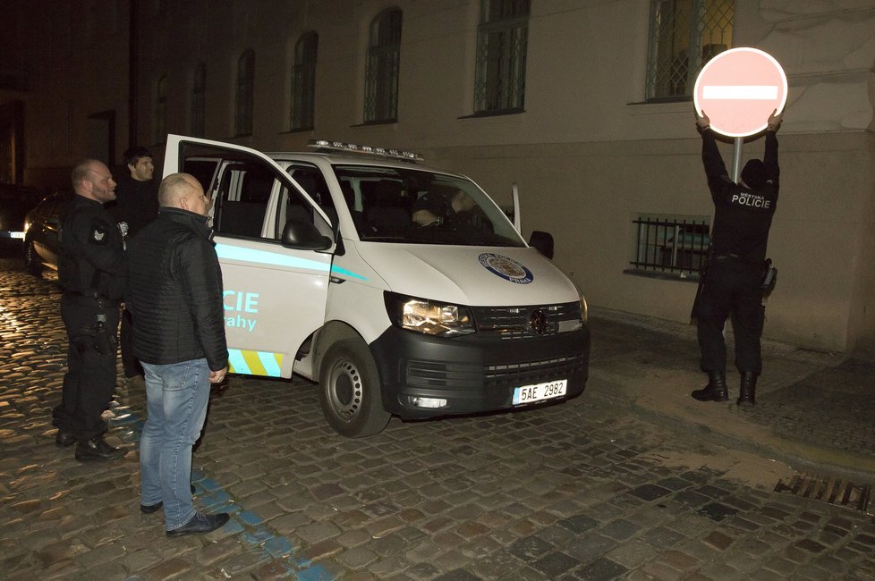 Noční služba městské policie v centru Prahy. Nejvíce strážníci řeší případy v souvislosti s bezdomovci, taxikáři a cizinci.