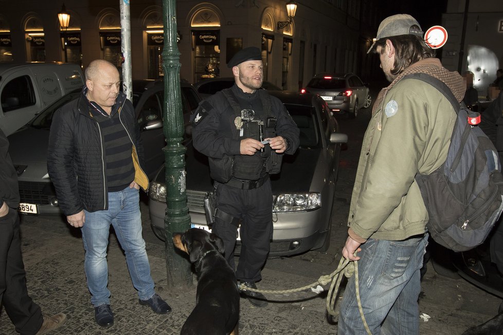 Noční služba městské policie v centru Prahy. Nejvíce strážníci řeší případy v souvislosti s bezdomovci, taxikáři a cizinci.