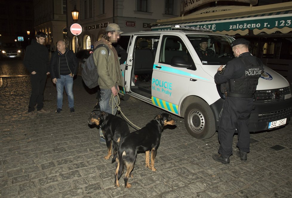 Noční služba městské policie v centru Prahy. Nejvíce strážníci řeší případy v souvislosti s bezdomovci, taxikáři a cizinci.