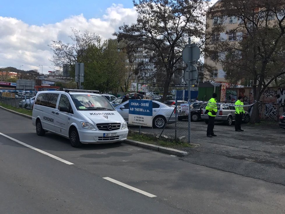 V Holešovicích nalezli mrtvého strážníka se střelným zraněním.