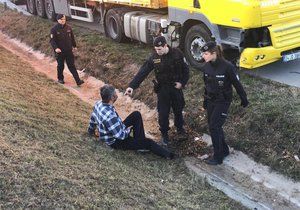 Policisté zadrželi tureckého řidiče, který ujel od nehody.