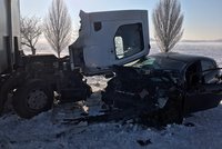 Šílená nehoda v Klecanech! Srazilo se auto s náklaďákem, další vylétl mimo silnici. Dva zranění