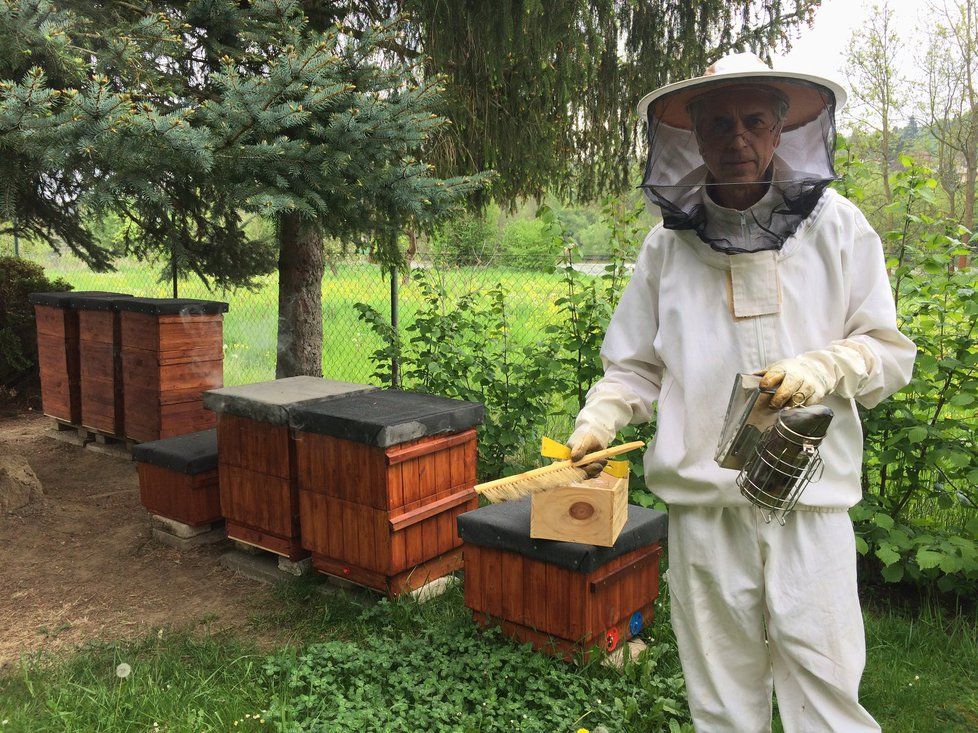 Milan (61) chová včely už druhým rokem. S včelařením je ale spoustu práce