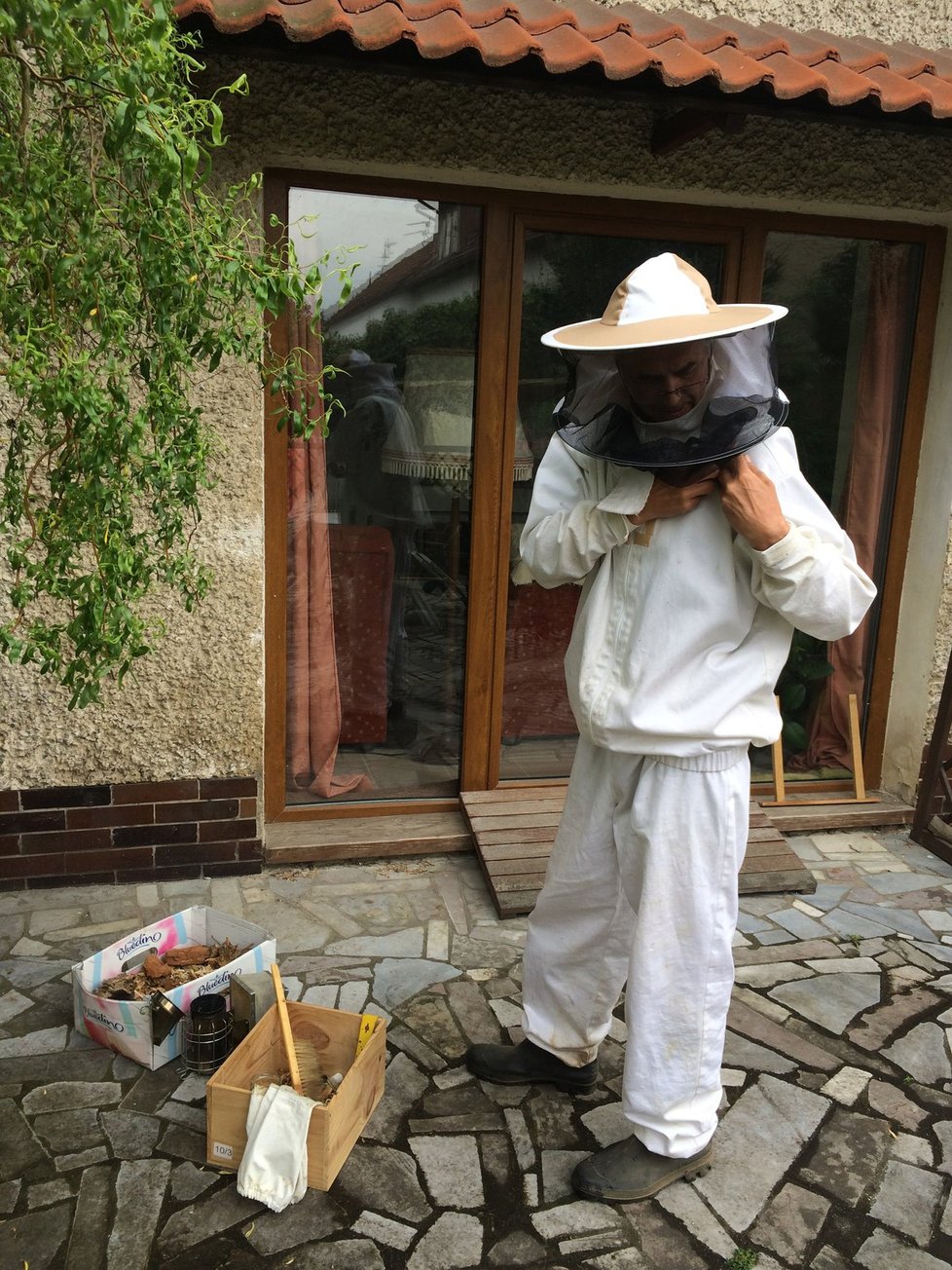 Milan (61) chová včely už druhým rokem. S včelařením je ale spoustu práce.