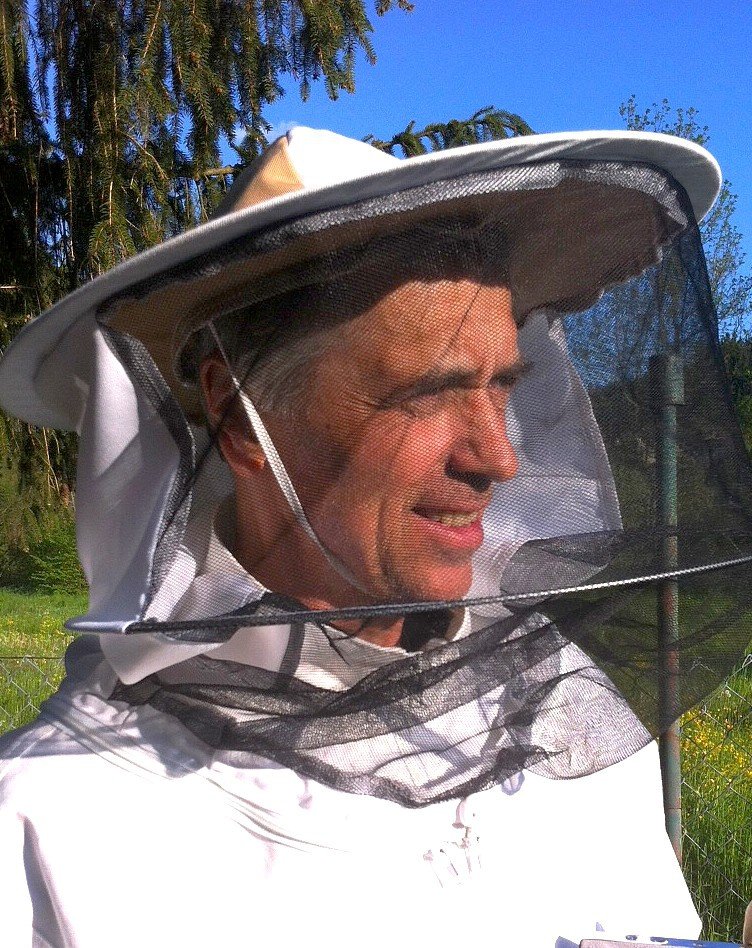 Milan (61) chová včely už druhým rokem. S včelařením je ale spoustu práce.