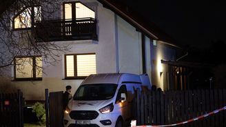 Policie hlídá dům v Hostouni na Kladensku, odkud zřejmě pocházel střelec
