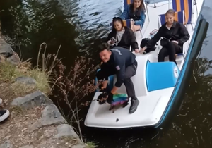 Policista zachránil psa, který si šel zaplavat do Vltavy a už se nemohl dostat na břeh.