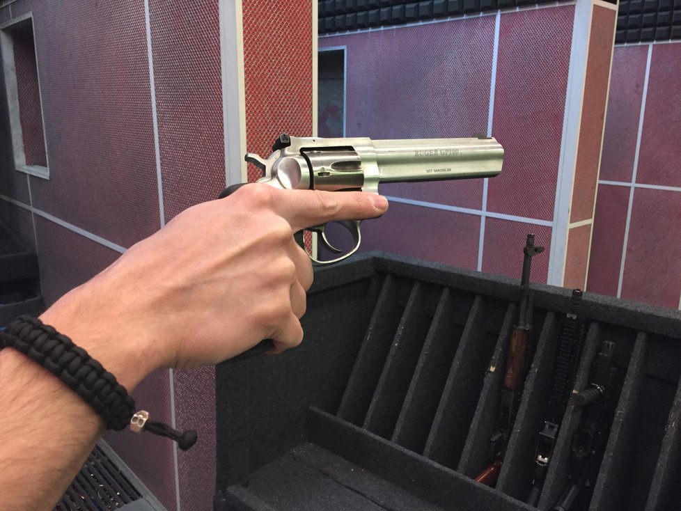 V nabídkách se vyskytují i revolvery. Na fotce je Ruger GP 100 s devítimilimetrovými náboji.