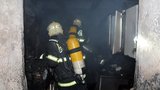 Tragédie na pražském Střížkově: Při požáru domu zemřel člověk a pes
