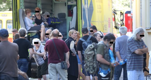 Herečka Anna Polívková se svou maminkou, herečkou Evelynou Steimarovou po výbuchu v domě ve Strojnické ulici. 1. července 2020