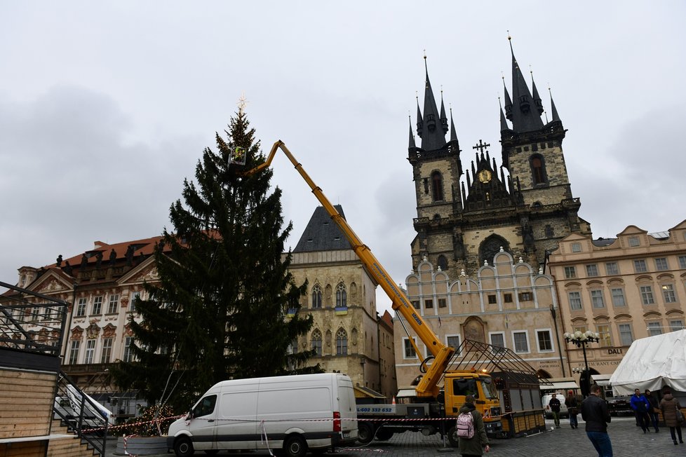 Zdobení vánočního stromu na Staroměstském náměstí v Praze.