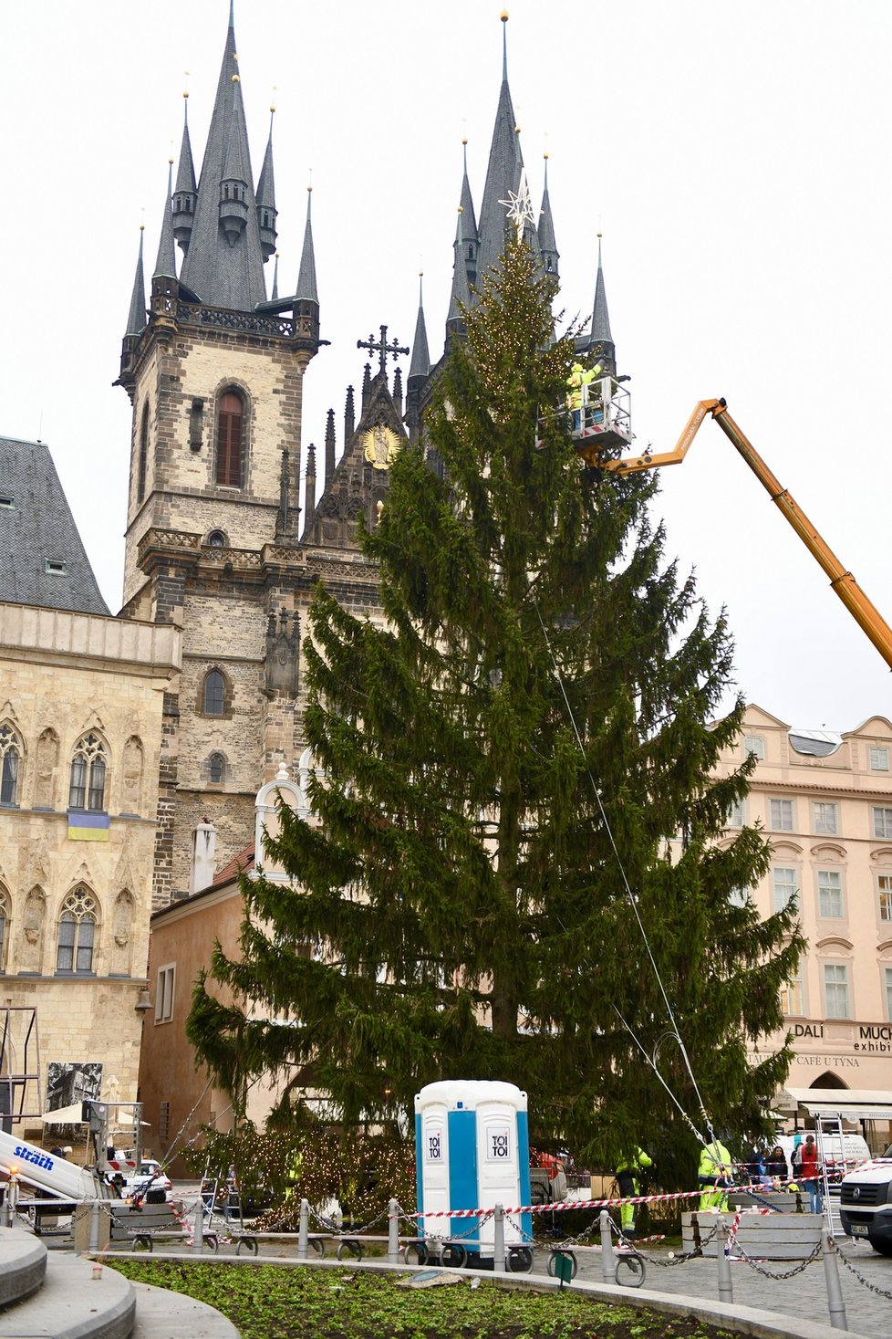 Zdobení vánočního stromu na staroměstském náměstí v Praze.