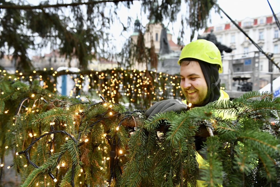 Zdobení vánočního stromu na staroměstském náměstí v Praze.