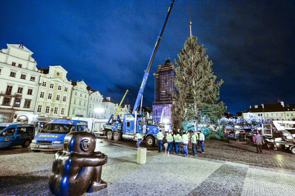 Usazení vánočního stromu na Staroměstském náměstí v Praze.