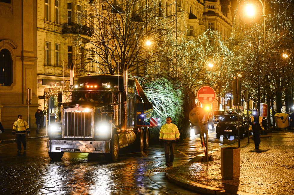 Usazení vánočního stromu na Staroměstském náměstí v Praze.