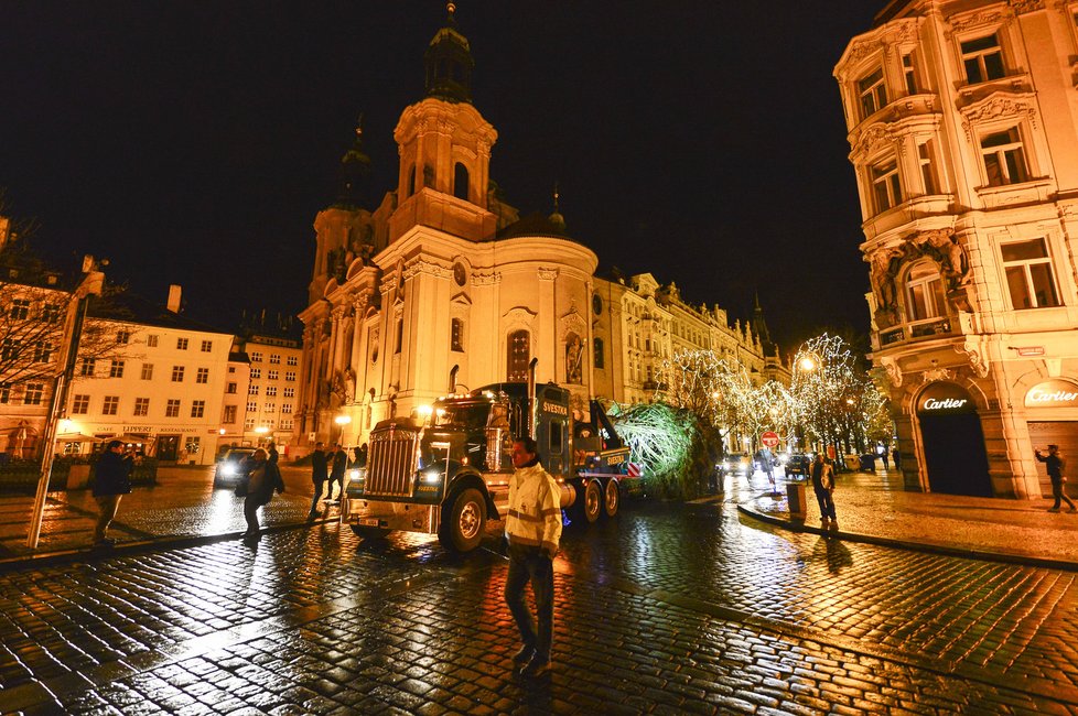 Usazení vánočního stromu na Staroměstském náměstí v Praze.