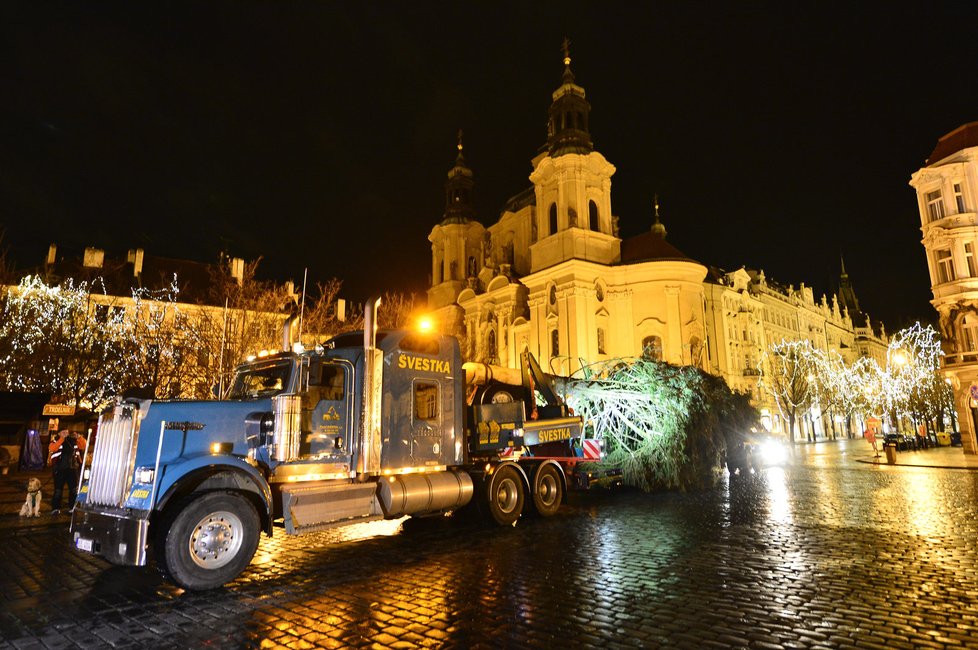 Usazení vánočního stromu na Staroměstském náměstí v Praze