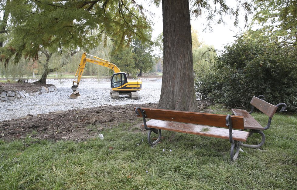 Takhle opravovali vodní plochy ve Stromovce.