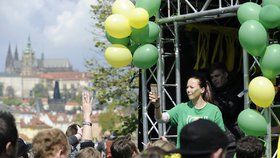 Desítky studentů slaví v pražských ulicích Majáles: Kdo se stane králem?